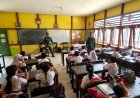 PRAJURIT SATGAS PAMTAS YONKAV 3/AC BEKALI WAWASAN KEBANGSAAN DAN BAGIKAN PERLENGKAPAN SEKOLAH KEPADA SISWA DI PERBATASAN